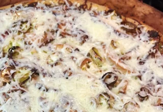 Lil Urban Farm's Recipe for Wild Pesto Pizza with Mushrooms and Leeks.